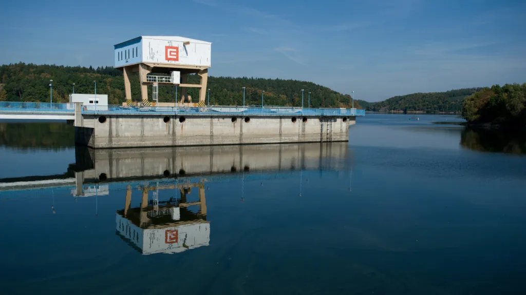 Pohled na horní jezero přehrady Dalešice. Vodní dílo Dalešice bylo na řece Jihlavě v katastru obce Kramolín postaveno v letech 1970–1978