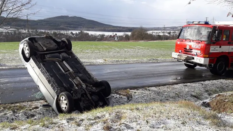 Při nehodě u Dobříva na Rokycansku se převrátilo auto na střechu