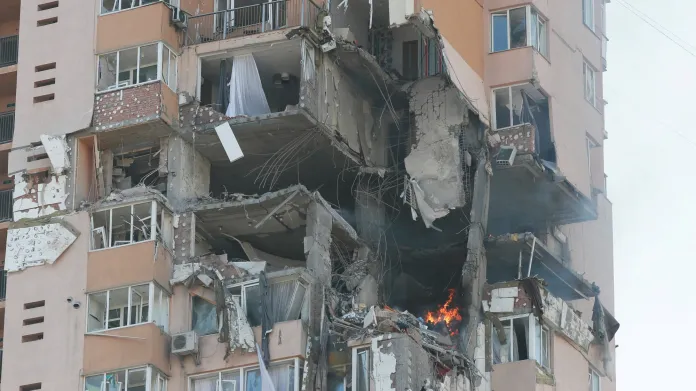 Poškozený bytový dům v Kyjevě