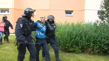 Při protiromském shromáždění na českobudějovickém sídlišti Máj zadrželi policisté desítky lidí