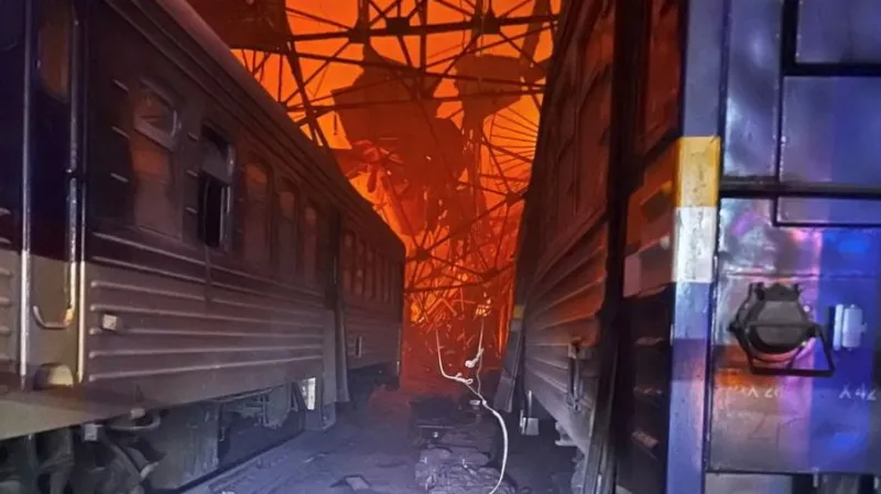 Železniční depo v Dnipru po ruském útoku (18. listopadu 2025)