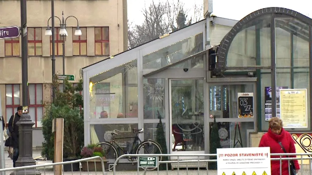 Kavárna v centru Pardubic je černá stavba