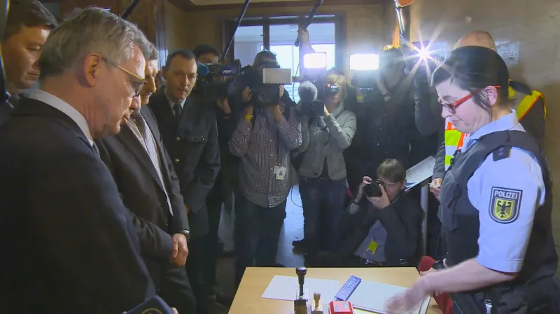 Ministr vnitra de Maizière na návštěvě deportačního objektu