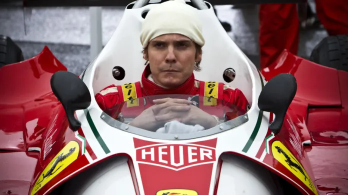 Daniel Brühl jako Niki Lauda ve filmu Rivalové
