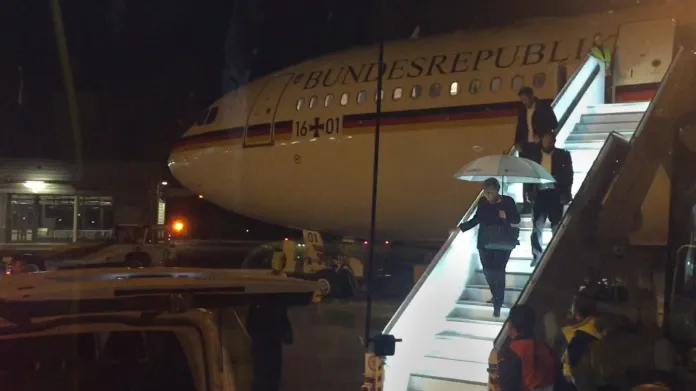 Merkelová po přistání na letišti u Kolína nad Rýnem