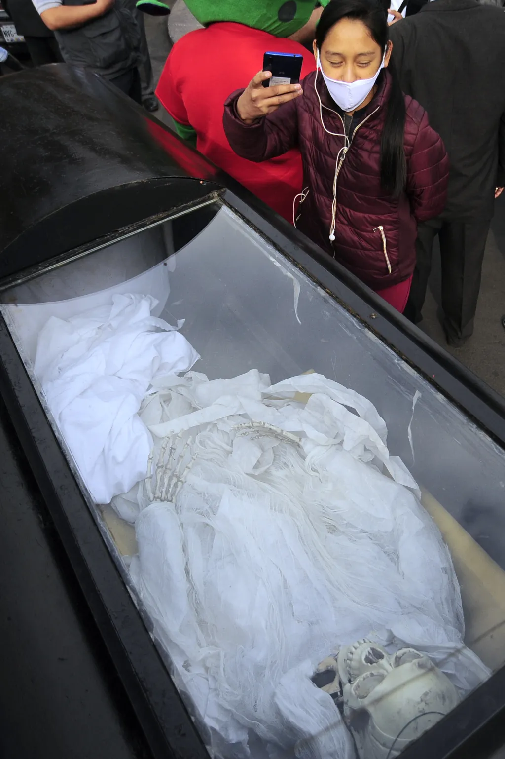 Agentura AP nicméně uvedla, že uctívání Santa Muerte může ohrozit i samotné zastánce kultu. Kolem organizace se údajně v posledních několika letech ztratily desítky osob. Dle neověřených infomací jde o lidi, kteří byli kultu obětováni