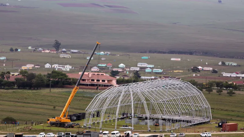 Hala vystavěná pro Mandelův pohřeb