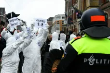 Tisíce lidí i přes zákaz protestovaly v Amsterdamu proti covidovým opatřením