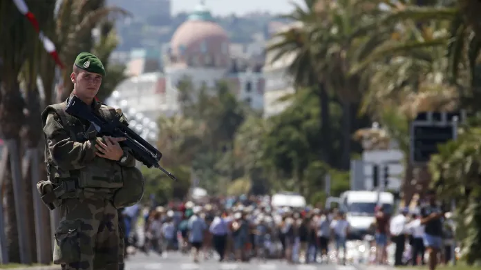 Události: Vyšetřovatelé nenašli přímé napojení útočníka z Nice na IS