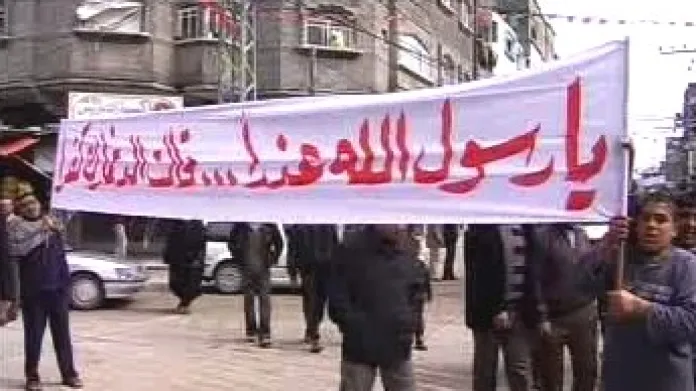 Muslimové v pásmu Gazy protestují proti znovuzveřejnění karikatur proroka Mohameda v dánském tisku.