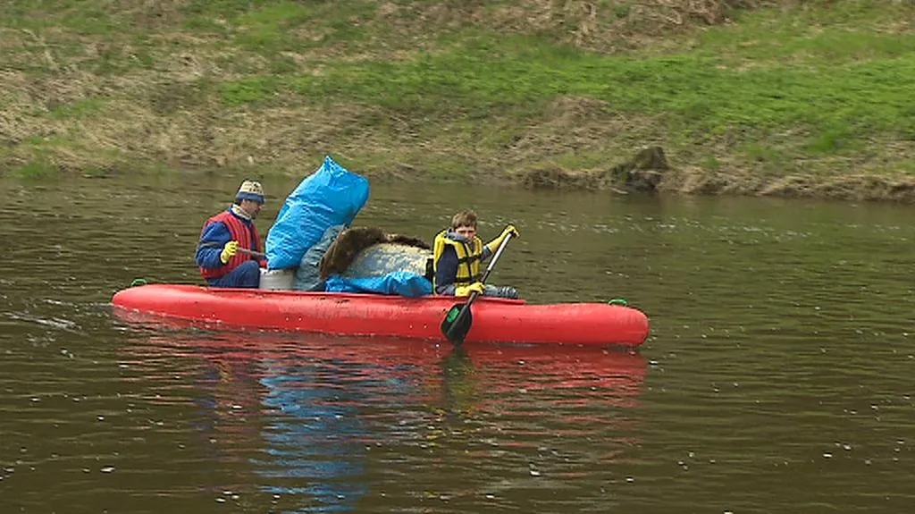 Vodáci přivážejí pytel s odpadky