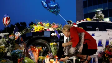 Dallas truchlí pro oběti střelby