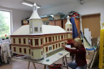 Práce na miniatuře jilemnického zámku finišují
