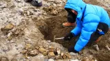 Paleontolog při práci v terénu při odkrývání profilu