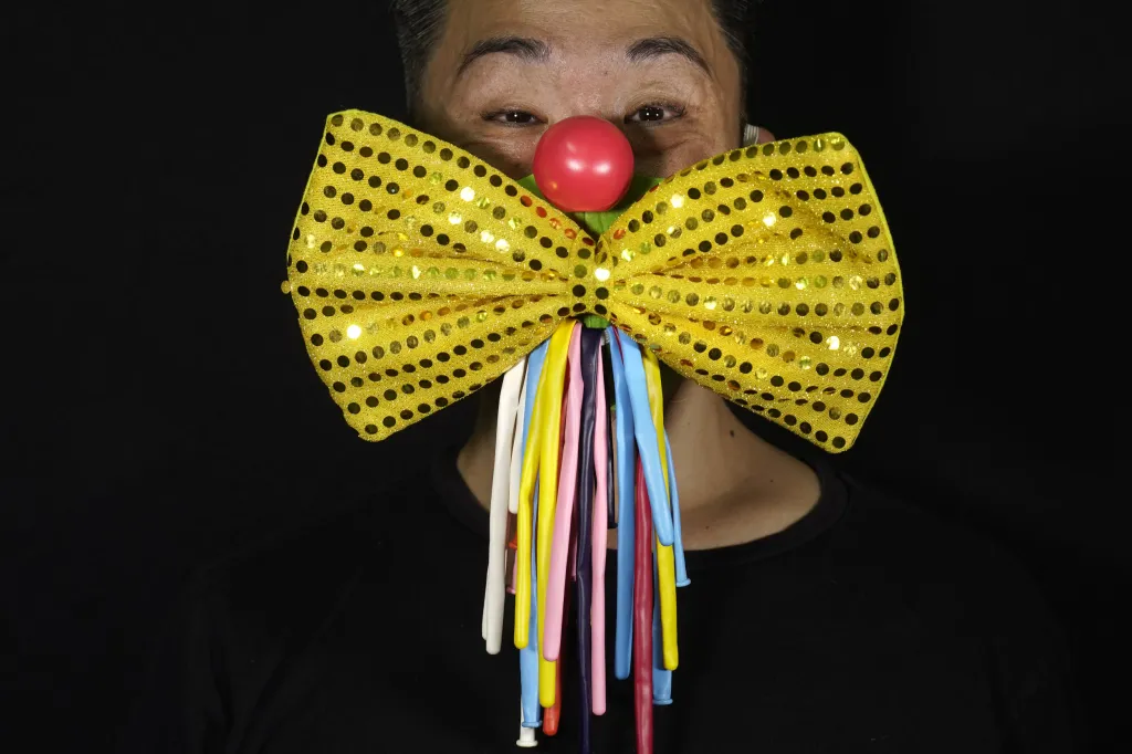 Politické masky Edmonda Koka symbolizují problémy, které řeší Hongkong a Čína