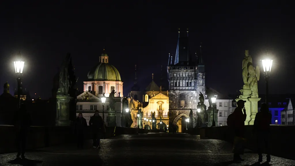 Praha během Hodiny Země (foto z roku 2020)