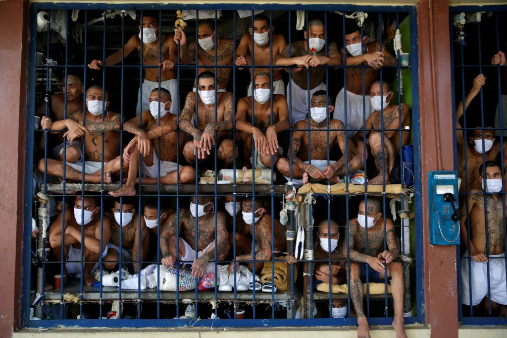 Kriminalita je v Salvadoru na vzestupu, úřady na to však nejsou schopny reagovat a dochází k přeplnění věznic. Některé humanitární organizace se snaží situaci medializovat a poukázat na tuto problematiku. Na snímku jsou členové jednoho zločineckého gangu ve městě Quezaltepeque
