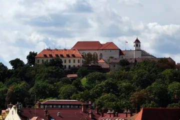 Svržení turisty z hradeb Špilberku potrestal soud dlouholetým vězením. Byl to pokus o vraždu, rozhodl