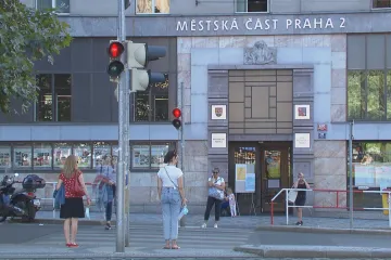 Praha 2 svěřila stamiliony ztrátové firmě, její většinový majitel je v exekuci. Kdo to poradil, vedení radnice neřekne