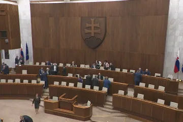 Slovenským stranám zbývá měsíc na to, aby zaujaly voliče. Kampani chybí stěžejní téma