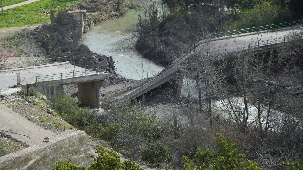Jeden z poškozených mostů izraelským úderem přes řeku Lítání (13. březen 2026)