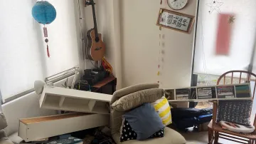 Poškozený byt po zemětřesení na Tchaj-wanu