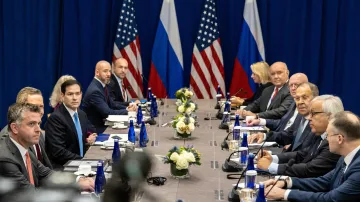 Delegace amerického ministra zahraničí Marca Rubia s ruskými protějšky v hotelu Lotte Palace v New Yorku (24. září 2025)