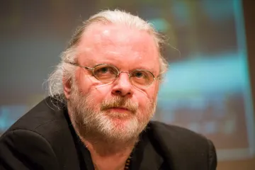 Nobelovu cenu za literaturu obdržel norský dramatik Jon Fosse. Za to, co není řečeno