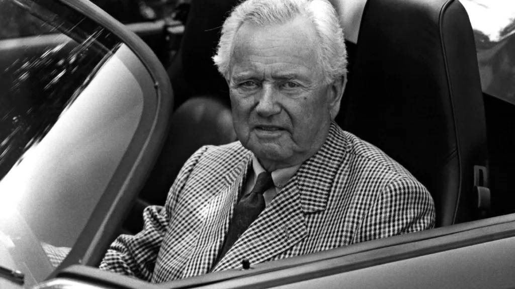 Ferdinand Anton Ernst Porsche, známý jako „Ferry“ Porsche, syn zakladatele slavné automobilky, automobilový designér a podnikatel, jeden z nejznámějších výrobců sportovních vozů na světě.