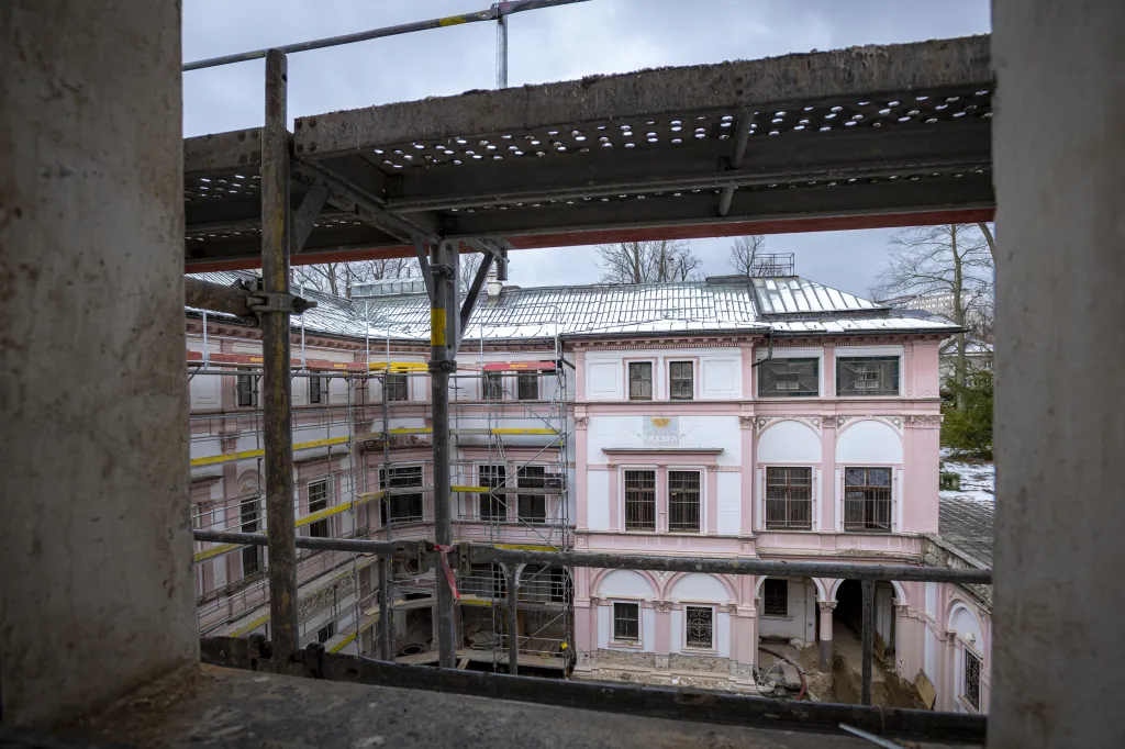 Na dnešní poměry jsou nezvykle dělané zhruba půl metru silné stropy, které tvoří dva systémy trámů. Spodní jsou podle Lajksnera takzvané rákosníky, kdy na trámech jsou zespoda přidělaná prkna, rákosová omítka a zdobné štukové stropy