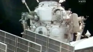 Kosmonauti instalují na ISS sondy