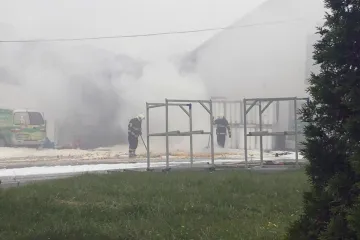 Po sobotním požáru v chemičce musí hygienici zkontrolovat ovoce na zahradách i vodu v bazénech