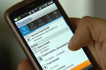 Přes mobil surfuje na internetu pětina Čechů