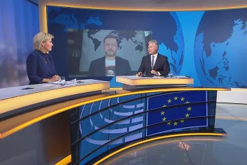 Brusel nám může nařídit přerozdělení migrantů, tvrdí Mračková Vildumetzová. Ani v krizi ne, oponuje Rakušan