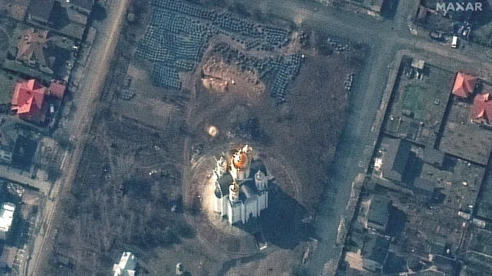 Satelitní snímek ukazuje příkop v místě masového hrobu v Buče