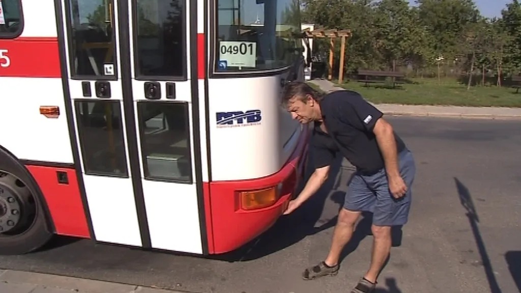 Řidič autobusu si zapamatoval SPZ auta agresivního řidiče