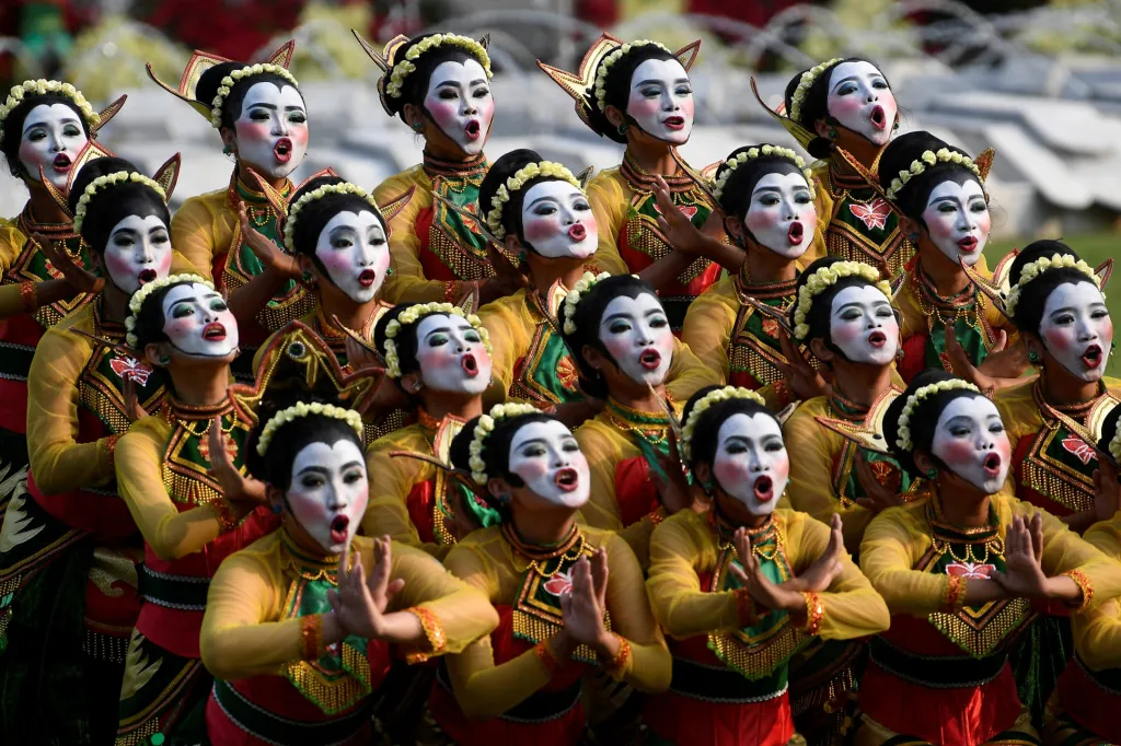 Tanečnice předvádějí tanec Thengul během 74. výročí dne nezávislosti Indonésie