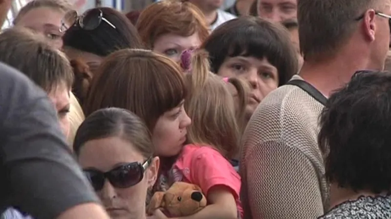 Obyvatelé Debalceve se tísní při výdeji humanitární pomoci