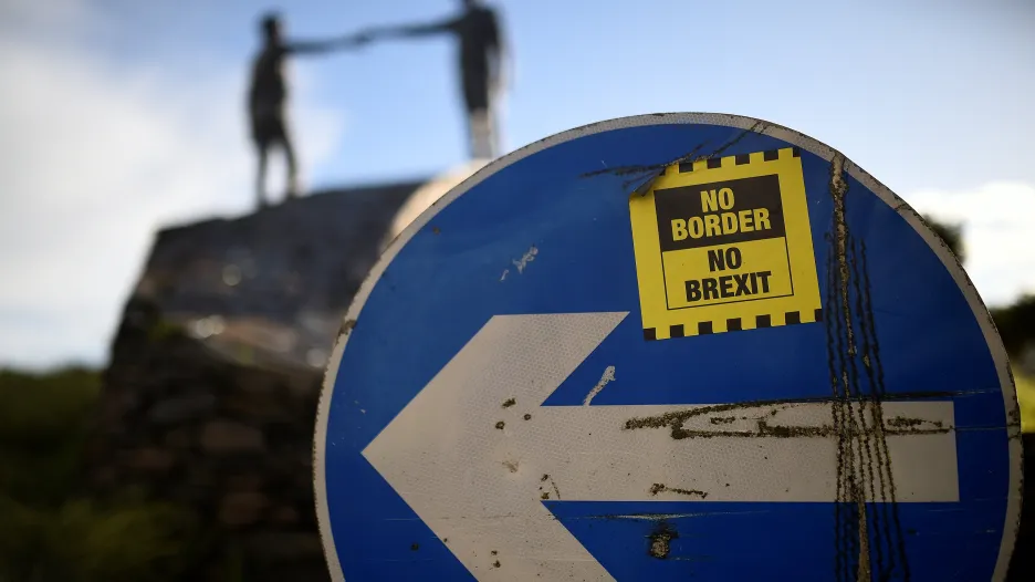 „Žádná hranice, žádný brexit,“ žádá nálepka nedaleko severoirského Londonderry