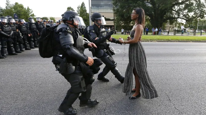 Ieshia Evans se postavila policii při protestech proti policejní brutalitě v Louisianě (12. července 2016)