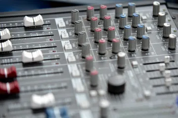 Antimonopolní úřad dal pokutu přes 3,5 milionu dodavatelům audiovizuální techniky