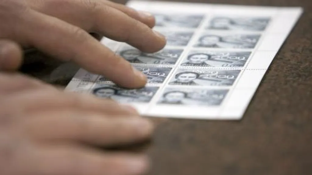 Vatikán vydal své první poštovní známky v Braillově písmu