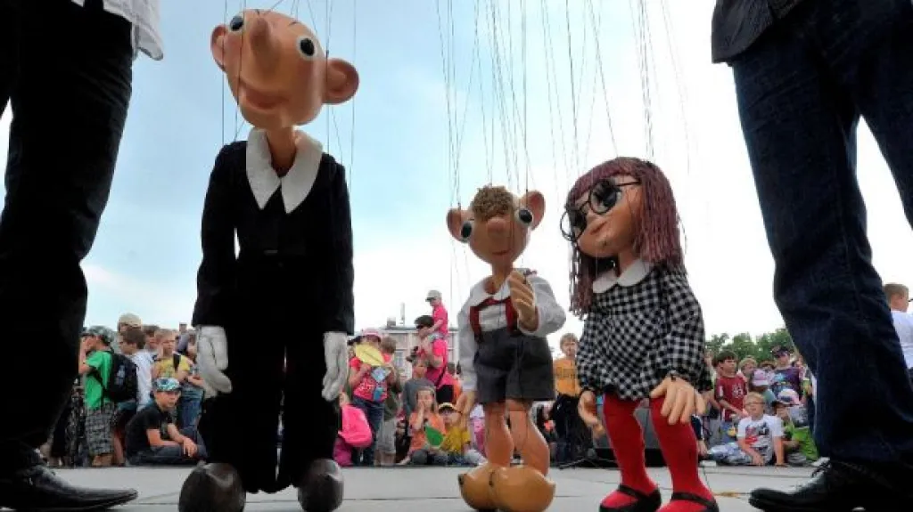 Spejbl, Hurvínek a Mánička bez střechy nad hlavou?