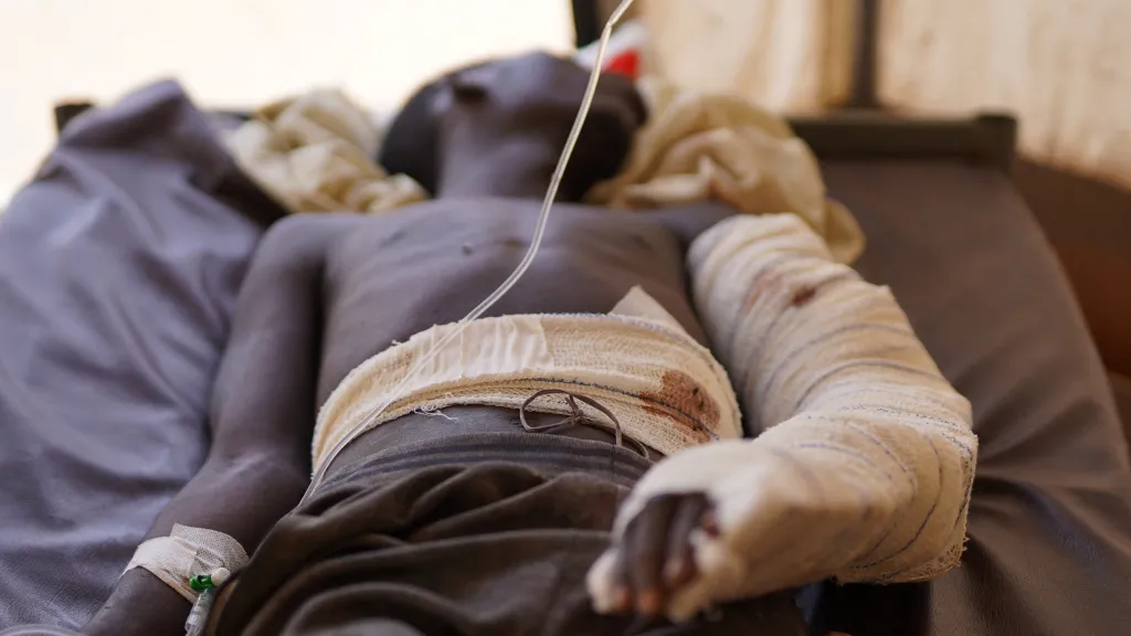 Súdánec zraněný při útoku RSF na Fášir