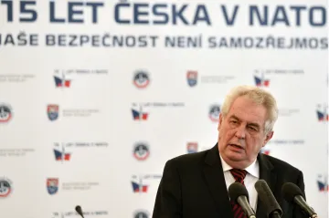Zeman kritizoval nízké výdaje na armádu i „hnijící“ L-159
