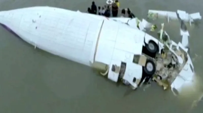 Za pád letadla mohly problémy s motory