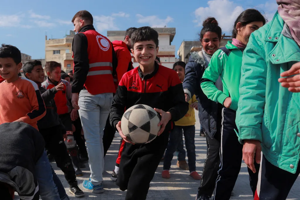 Chlapec si hraje s míčem v syrském přístavním městě Latakie v táboře pro postižené ničivým zemětřesením