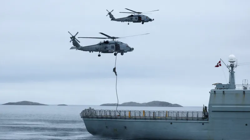 Dánská fregata u pobřeží Grónska