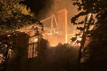 V Horních Počernicích vyhořel zámek Čertousy. Majitel podá trestní oznámení 