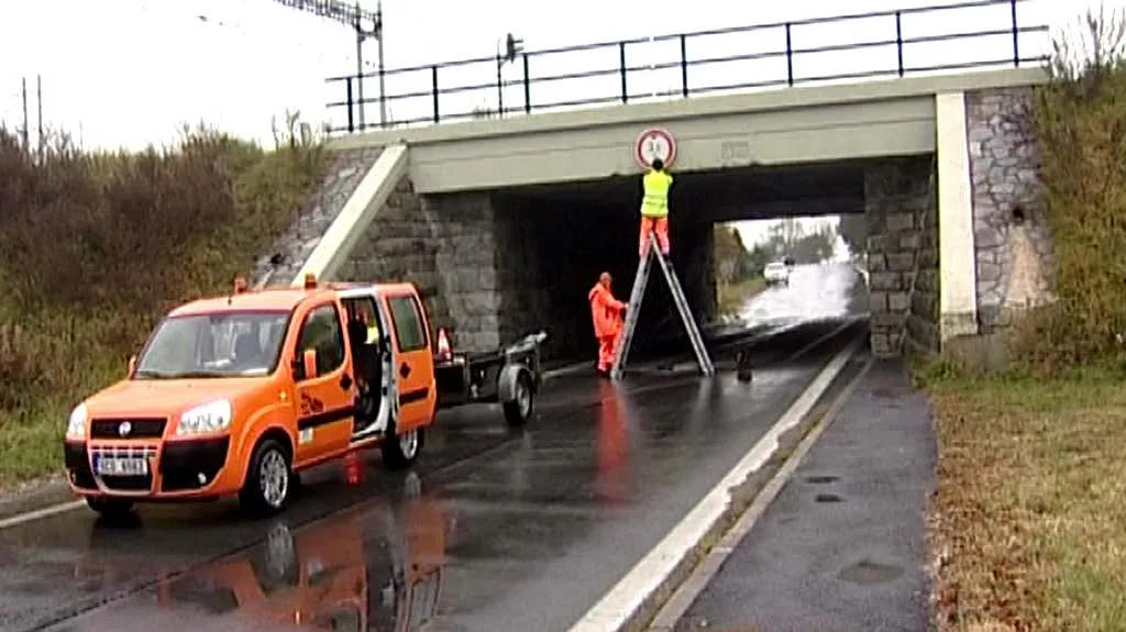 Silničáři vyměňují značení u nebezpečného viaduktu